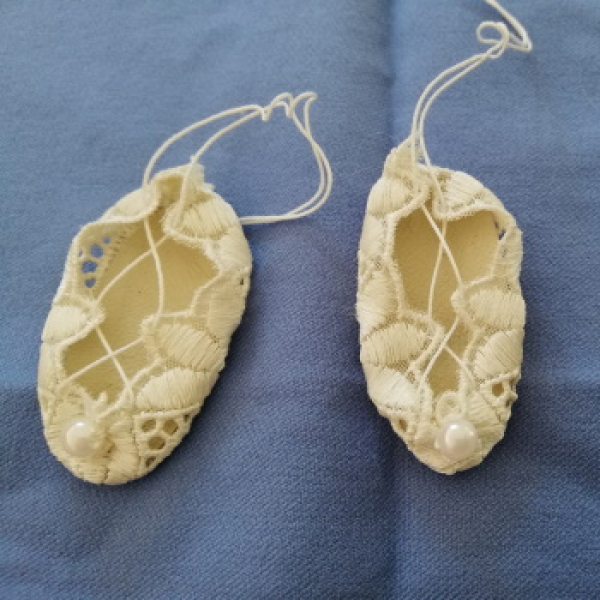 Edle weiße Schuhe für Ägypterin und Könige
